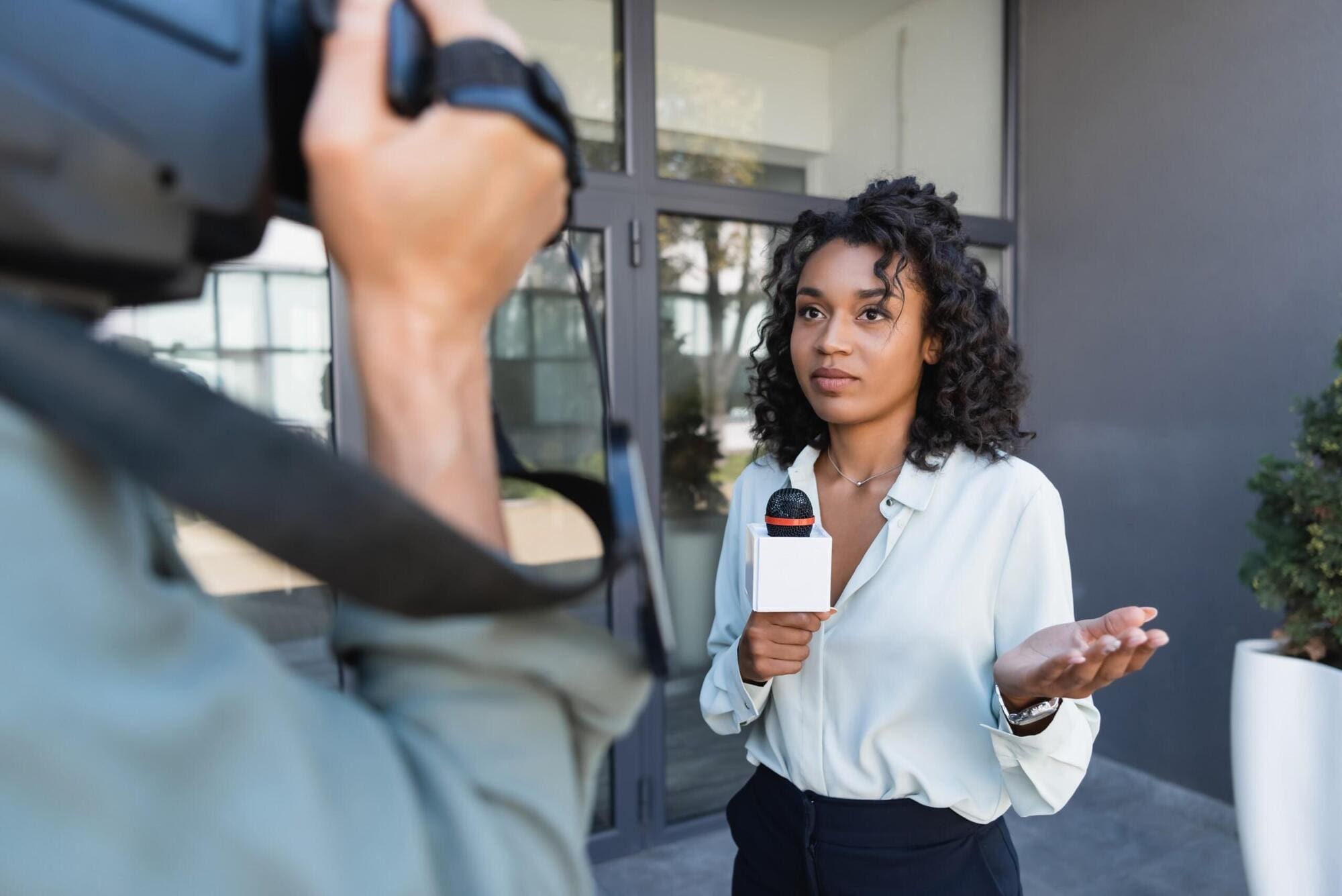 How to Become a Journalist | Hours, roles & qualifications