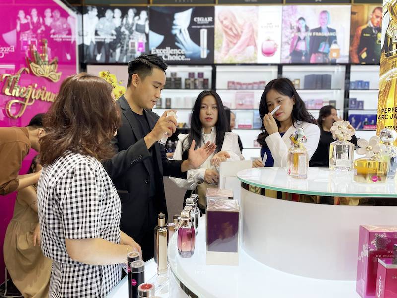 Nhân viên tư vấn cũng là yếu tố then chốt trong việc giữ chân khách hàng