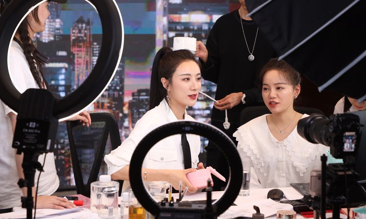 Livestream bán hàng là ngành công nghiệp phát triển mạnh, mang lại thu nhập khá cao