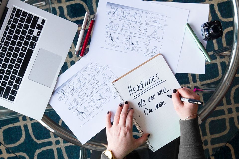 Copywriter là gì? Vai trò, công việc và mức lương tại Việt Nam 1 Copywriter là người chuyên sáng tạo nội dung chữ (văn bản) cho các chiến dịch tiếp thị và quảng cáo.