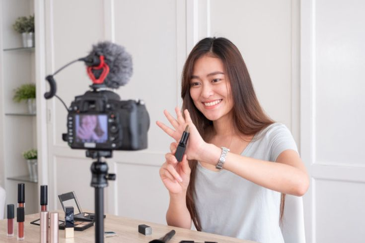 Sản xuất video quảng cáo chuyên nghiệp từ A-Z (2026) 3 Video giới thiệu sản phẩm là hiển thị rõ nét hình ảnh tính năng và lợi ích cốt lõi